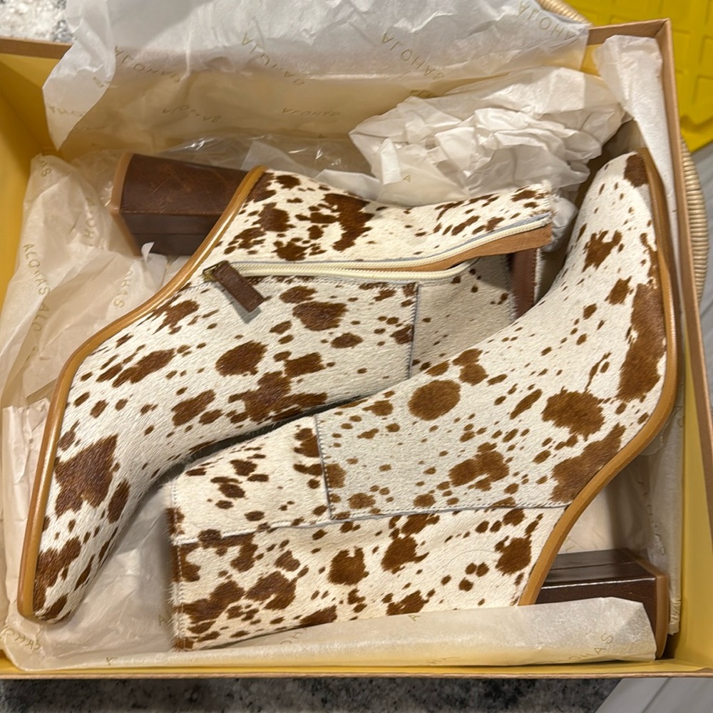 NWB Alohas Cow Boots